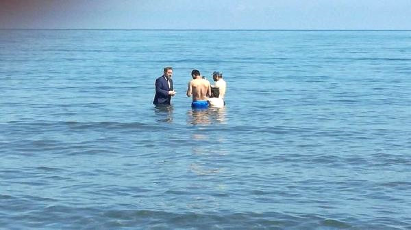 Milletvekili Adayı Takım Elbise ile Denize Girip, Yüzenlerden Oy İstedi