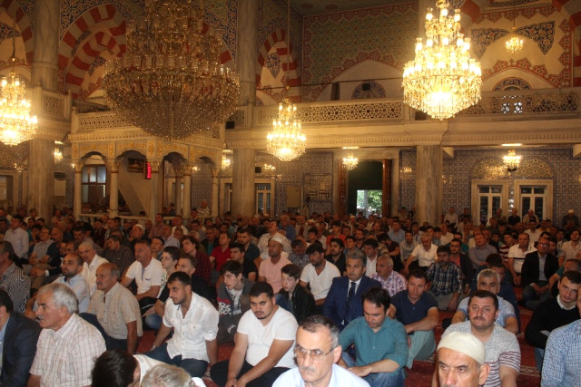 Ünye’de Vatandaşlar Camilere Akın Etti