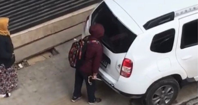 Görme Engelli Çocuğun Kaldırıma Park Eden Arabaya Çarpması Yürekleri Sızlattı