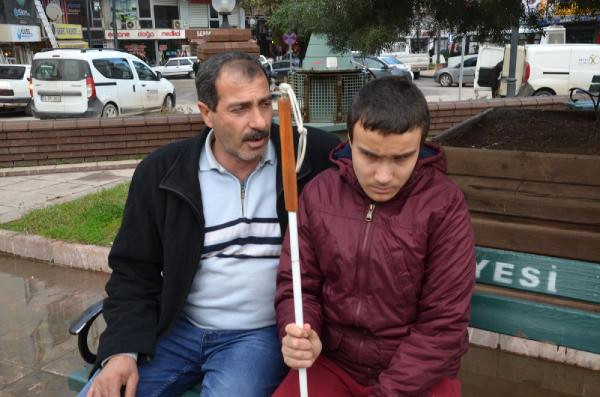 Görme Engelli Çocuk, Kendilerine Özel Yola Park Eden Araca Çarptı (2)