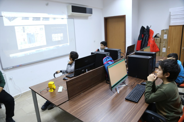 Öğrencilere Gençlik Merkezinde ‘Kodlama ve Robotik’ Eğitimi