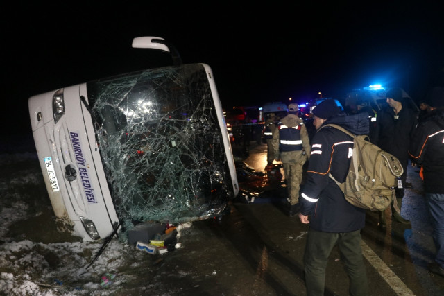 Yolcu Otobüsü Devrildi: 2 Ölü, 35 Yaralı