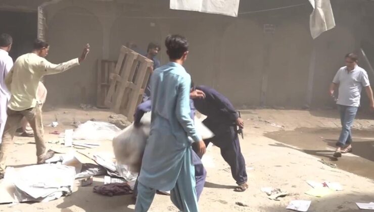 Pakistan’da Karaçi Kentindeki Fabrika Yangınında 4 İtfaiye Eri Hayatını Kaybetti