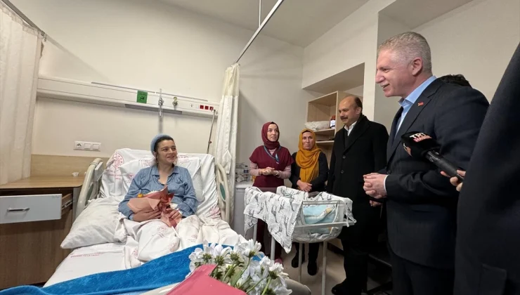 İstanbul Valisi Davut Gül, 2024’ün birinci bebeği Kaan’ı ve annesini ziyaret etti