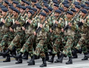 İran bütün askerlerini komşu ülkenin sonuna yığdı