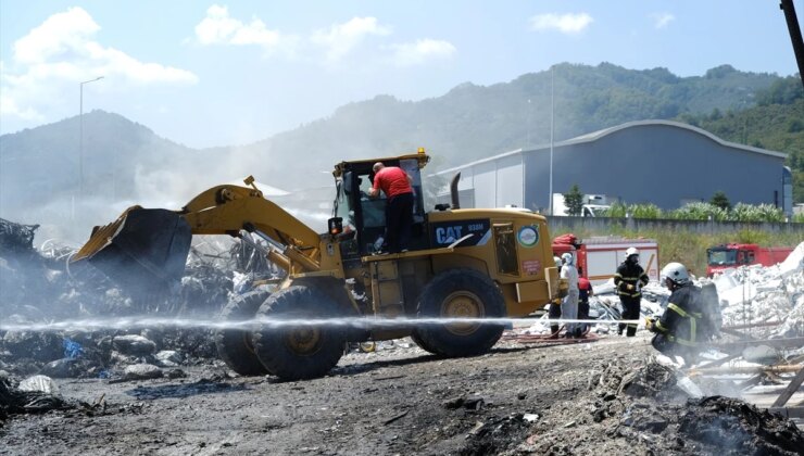 Ordu’da plastik geri dönüşüm tesisinde çıkan yangın söndürüldü