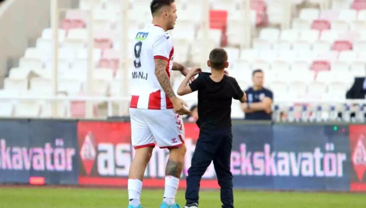 Küçük Taraftar Rey Manaj ile Fotoğraf Çekmek İçin Alana Girdi